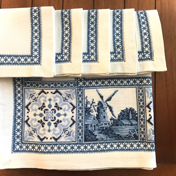 Tablecloth Handmade Vntg Delft Blue with Windmills with 5 Napkins - Picture 2 of 14